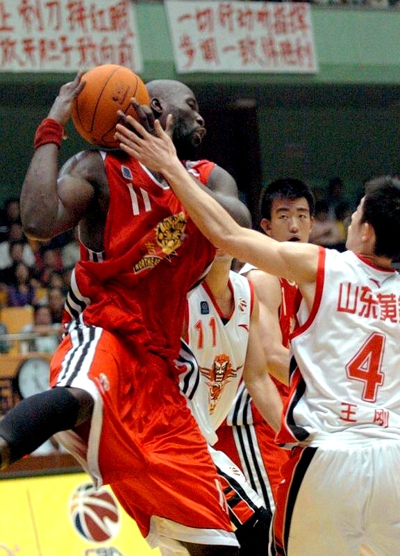 -湖北男篮凭强大实力击败对手，加强季后赛机会