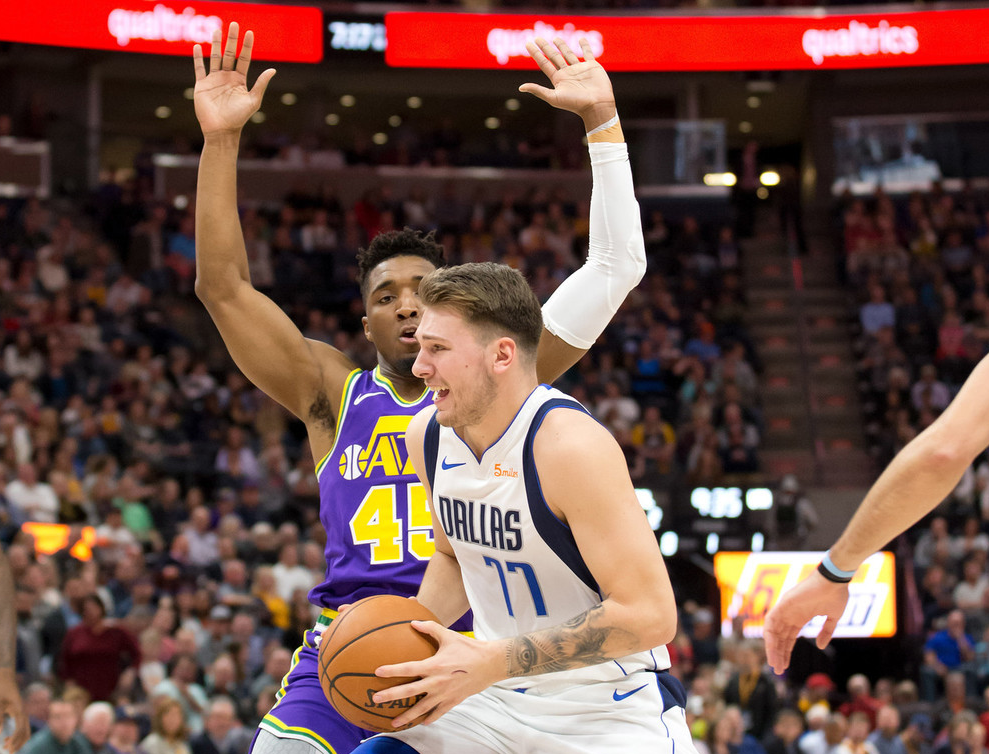 开云体育下载-广州队碾压上海队，米切尔惊艳四座